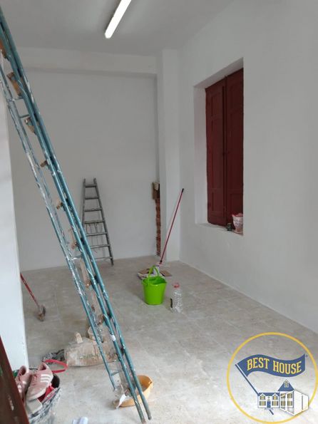 Retail for sale & for rent at Zona centro, Cuenca, 16004 with ladder, building, wood, paint, flooring, house, floor, gas, fixture and hardwood around