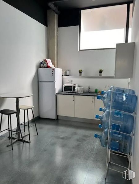 Oficina en alquiler en Calle Argumosa, Centro, Madrid, 28012 con refrigerador, taburete, ventana, mesa, suelos, interiorismo, mueble, suelo, aparato de cocina y electrodoméstico alrededor