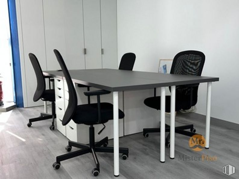 Oficina en alquiler en Puerto Morcuera, Leganés, Madrid, 28919 con silla, escritorio, mesa, mueble, silla de oficina, escritorio del ordenador, suelos, rectángulo, mesa de reuniones y autopartes alrededor