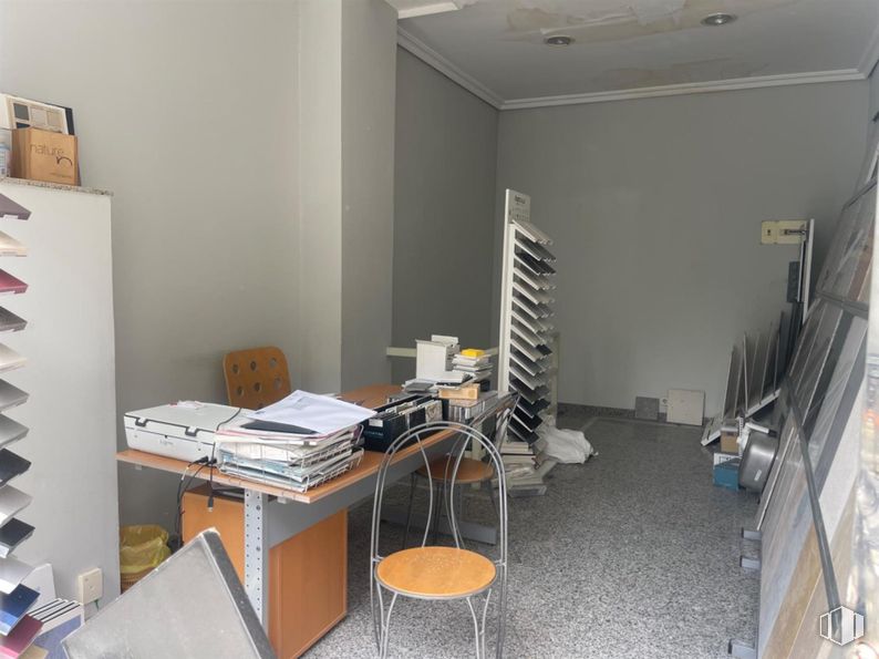 Retail for sale at Avenida Doctor Federíco Rubio y Gali, Moncloa - Aravaca, Madrid, 28040 with desk, chair, furniture, table, building, bookcase, interior design, office chair, floor and flooring around