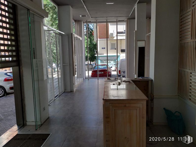 Retail for rent at Calle Ponferrada, 22, Fuencarral - El Pardo, Madrid, 28029 with car, bag, cabinetry, luggage & bags, flooring, floor, door, composite material, glass and wood stain around