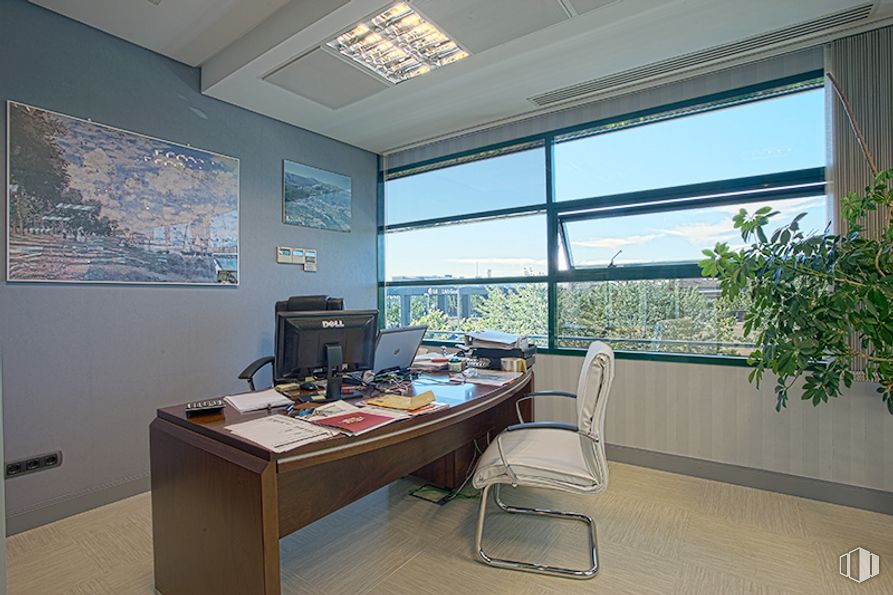 Oficina en venta en Punta Galea, Las Matas, Las Rozas de Madrid, Madrid, 28290 con silla, escritorio, planta, monitor de computadora, marco, ordenador, mesa, computadora personal, propiedad, mueble, edificio, escritorio de computadora y teclado alrededor