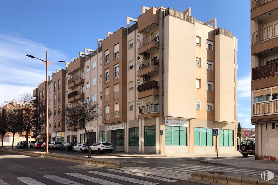 Retail for sale at Calle Montaña de Covadonga, Guadalajara, 19005 with building, sky, daytime, street light, window, wheel, infrastructure, cloud, architecture and urban design around