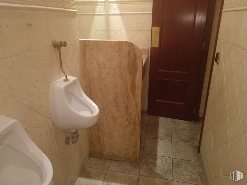 Local en alquiler en Zona Centro, Leganés, Madrid, 28911 con fregadero, inodoro, puerta, marrón, propiedad, asiento de inodoro, accesorio de fontanería, baño, negro y madera alrededor