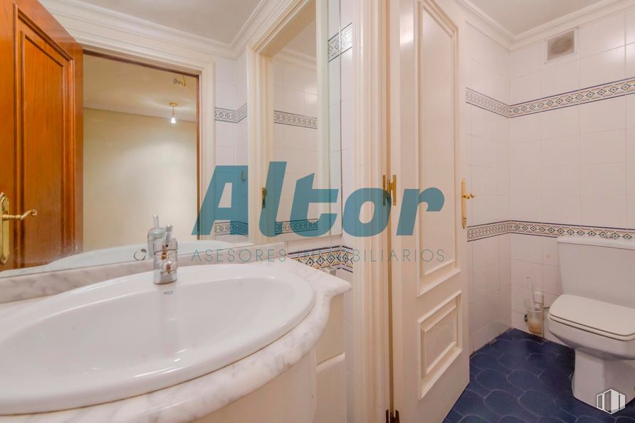 Local en venta en Calle de Alejandro Rodríguez, Tetuán, Madrid, 28039 con inodoro, suelo, suelos, accesorios de fontanería, apartamento, fontanería, fregadero, azulejo, cuarto de baño y tinte para madera alrededor