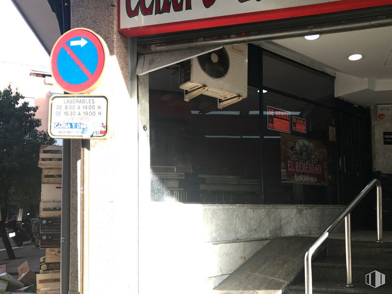 Local en alquiler y venta en Calle Colón, 20, Alcorcón, Madrid, 28921 con edificio, gas, fuente, vehículo motorizado, señalización, accesorio, fachada, árbol, publicidad y material compuesto alrededor