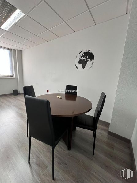 Oficina en alquiler en Carretera Villaverde a Vallecas, Villa de Vallecas, Madrid, 28031 con silla, ventana, mesa, mueble, edificio, madera, suelo, suelos, sombra y mesa de cocina y comedor alrededor