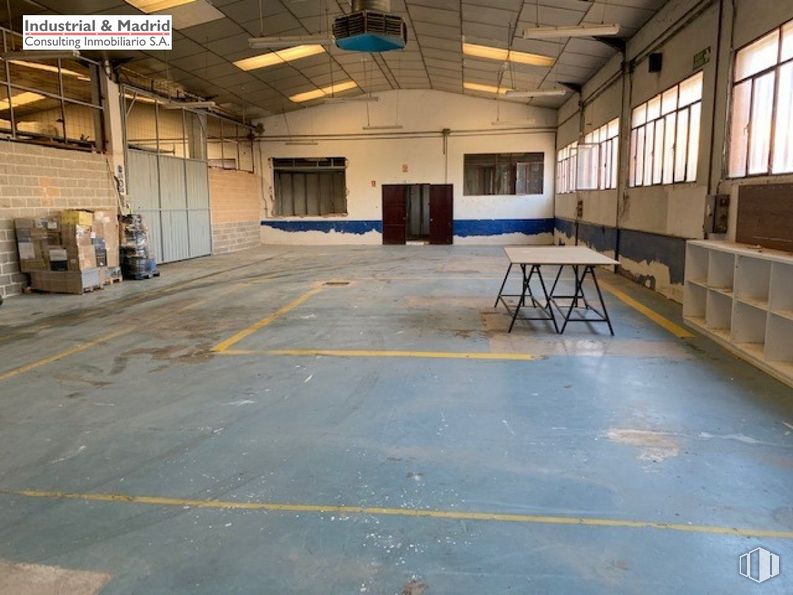 Industrial for sale at Polígono Industrial Coto Cisneros, Arganda del Rey, Madrid, 28500 with table, window, building, field house, hall, interior design, flooring, floor, asphalt and wood around