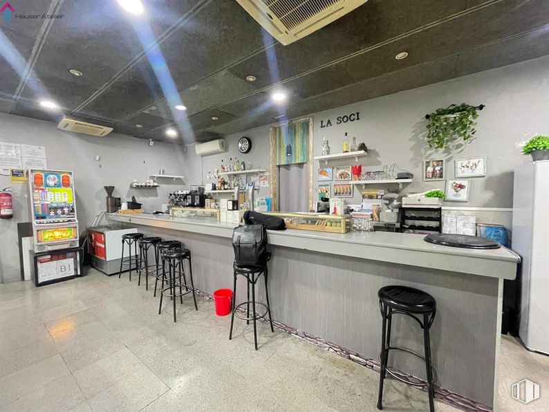 Local en alquiler en Zona Valleaguado - La Cañada, Coslada, Madrid, 28820 con taburete, planta de interior, silla, aparato de cocina, mueble, mesa, edificio, encimera, suelos y suelo alrededor