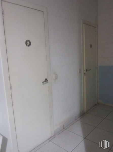 Local en venta en Calle Florida, Aranjuez, Madrid, 28300 con puerta, asa, accesorio, cerrojo muerto, edificio, suelo, puerta de casa, madera, suelos y ferretería doméstica alrededor