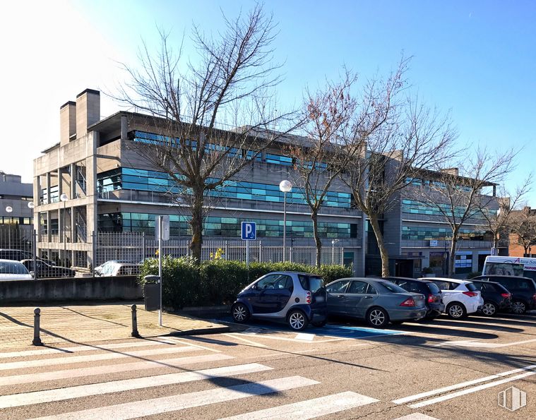 Office for rent at Parque Empresarial Las Rozas, Las Rozas de Madrid, Madrid, 28232 with car, building, wheel, tire, land vehicle, plant, sky, vehicle, window and tree around