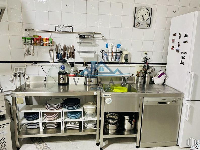 Retail for rent at Carretera Calera y Chozas, Talavera de la Reina, Toledo, 45600 with refrigerator, dishwasher, cabinetry, kitchen, building, kitchen sink, shelving, home appliance, tap and house around