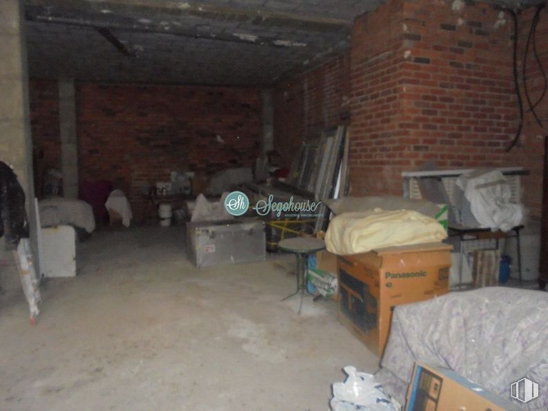 Retail for sale at Calle Cardadores, Segovia, 40004 with property, wood, floor, shipping box, flooring, hardwood, building, gas, house and box around