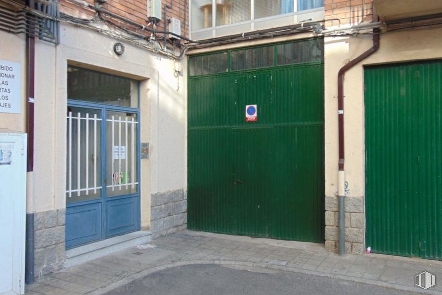 Retail for sale at Calle Capitán Peñas, Ávila, 05003 with door, fixture, azure, window, wood, building, facade, home door, road surface and tints and shades around