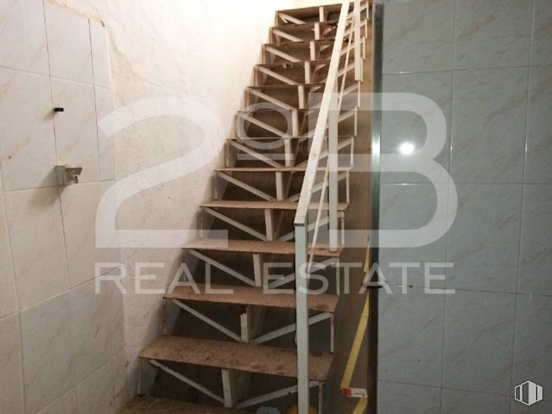 Industrial for sale at Casco urbano, La Puebla de Almoradiel, Toledo, 45840 with furniture, stairs, wood, building, floor, flooring, ladder, handrail, composite material and fixture around