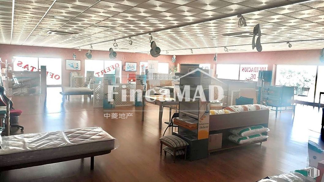 Retail for rent at Avenida Comunidades de Europa, Parla, Madrid, 28980 with furniture, property, architecture, interior design, flooring, floor, wood, table, ceiling and hardwood around