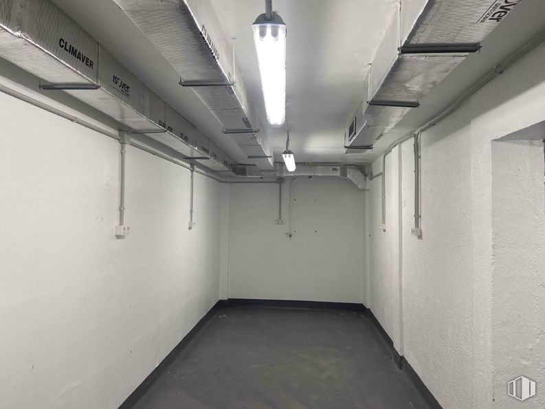 Nave en alquiler en Zona industrial, San Sebastián de los Reyes, Madrid, 28700 con lámpara, alumbrado, edificio, accesorio, suelos, casa, techo, simetría, hall y ciudad alrededor