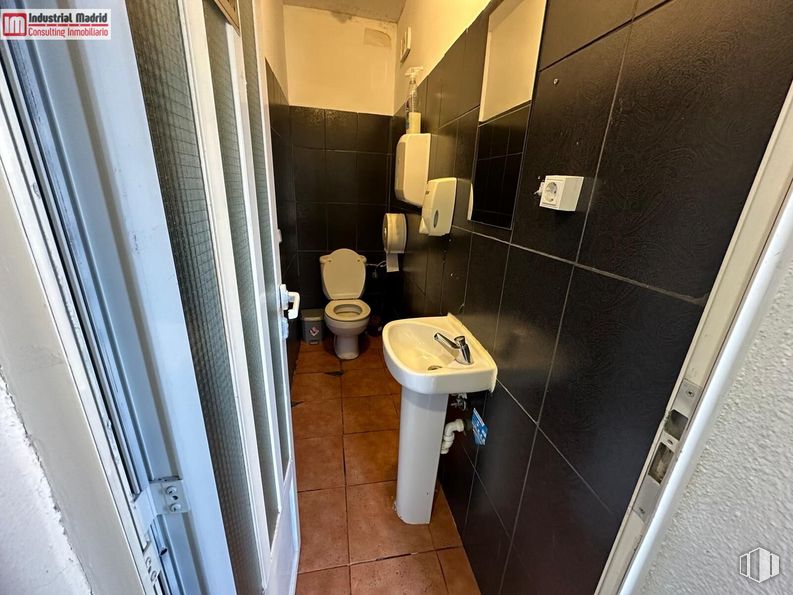 Retail for rent at Calle Real, Arganda del Rey, Madrid, 28500 with toilet, sink, plumbing fixture, tap, bathroom, interior design, fixture, plumbing, building and bathroom sink around