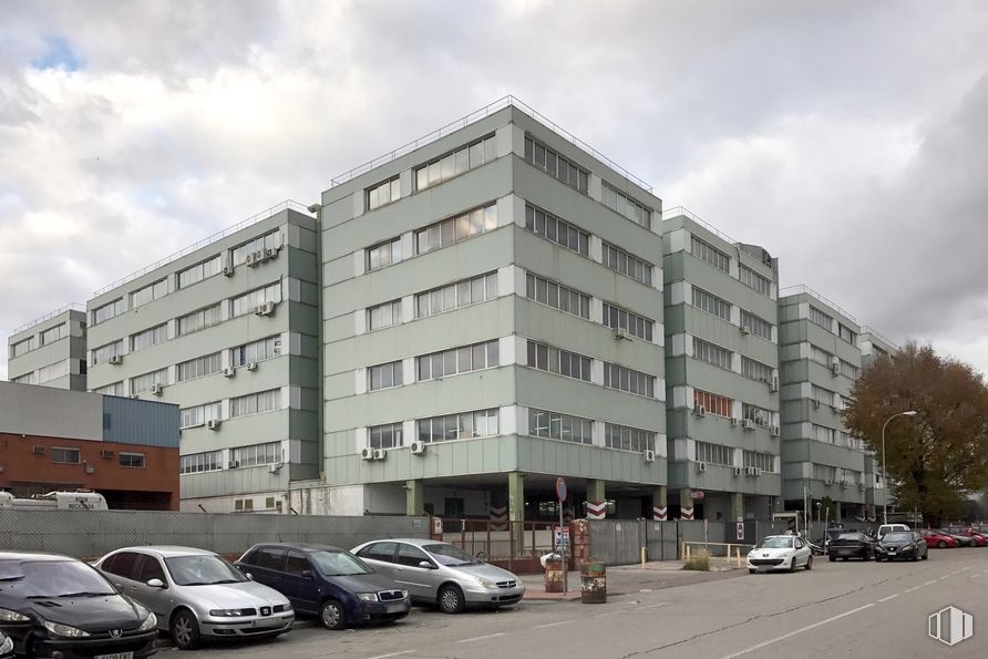 Industrial for sale at Calle Gamonal, 5, Villa de Vallecas, Madrid, 28031 with car, building, cloud, automotive parking light, wheel, sky, tire, land vehicle, vehicle and property around