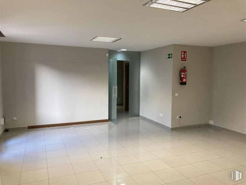 Oficina en alquiler en Avenida Reyes Catolicos, 2, Majadahonda, Madrid, 28220 con lámpara, alumbrado, suelos, suelo, techo, suelo de baldosas, azulejo, transparencia y limpieza alrededor