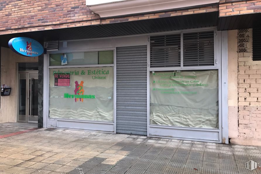 Retail for sale at Calle Ciudad de Bron, 2, Talavera de la Reina, Toledo, 45600 with window blind, property, door, architecture, fixture, neighbourhood, facade, real estate, tints and shades and gas around