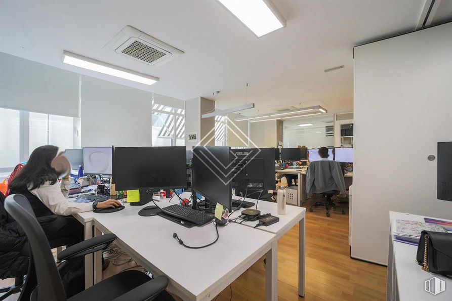 Oficina en alquiler en Zona Bernabéu, Chamartín, Madrid, 28036 con pantalla de ordenador, silla, teclado del ordenador, ropa, persona, alumbrado, mueble, dispositivo electrónico, periféricos y equipos de oficina alrededor