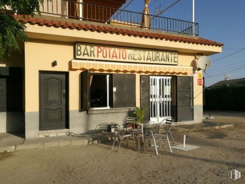 Retail for sale at Zona Centro, El Viso de San Juan, Toledo, 45215 with door, window, building, sky, shade, plant, chair, real estate, facade and tree around