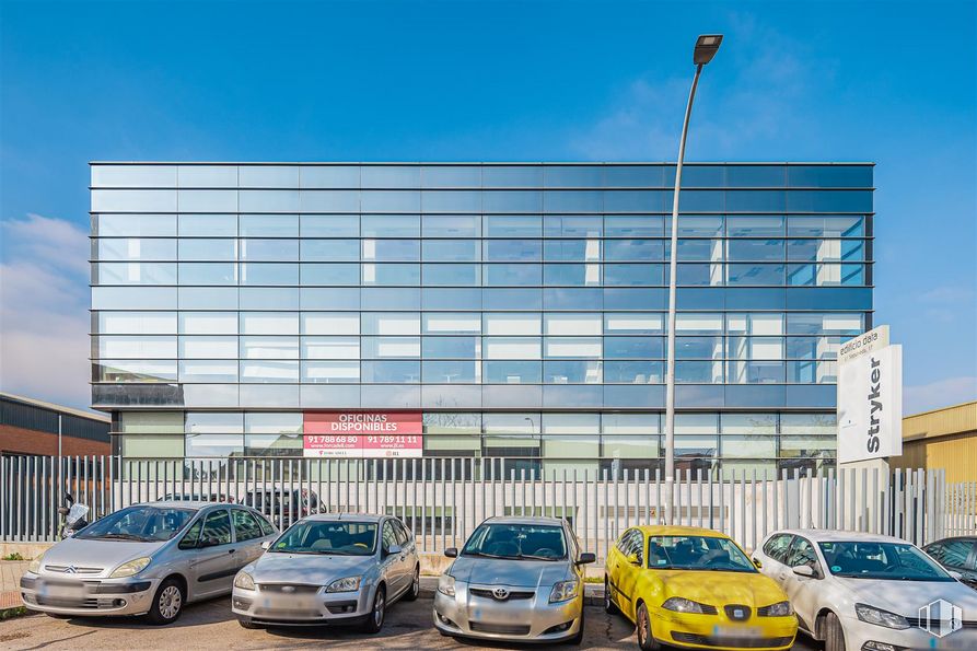 Office for rent at Edificio Data, Calle Sepúlveda, 17, Alcobendas, Madrid, 28100 with car, building, automotive parking light, tire, wheel, sky, land vehicle, vehicle, cloud and vehicle registration plate around