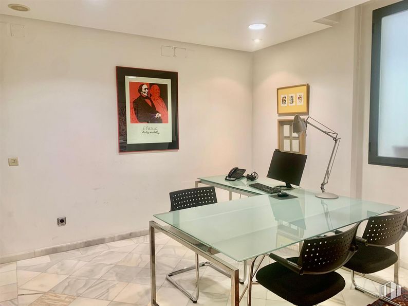 Oficina en alquiler en Calle Carranza, Chamberí, Madrid, 28004 con silla, marco, alumbrado, lámpara, pantalla de ordenador, persona, mesa, propiedad, mueble y interiorismo alrededor