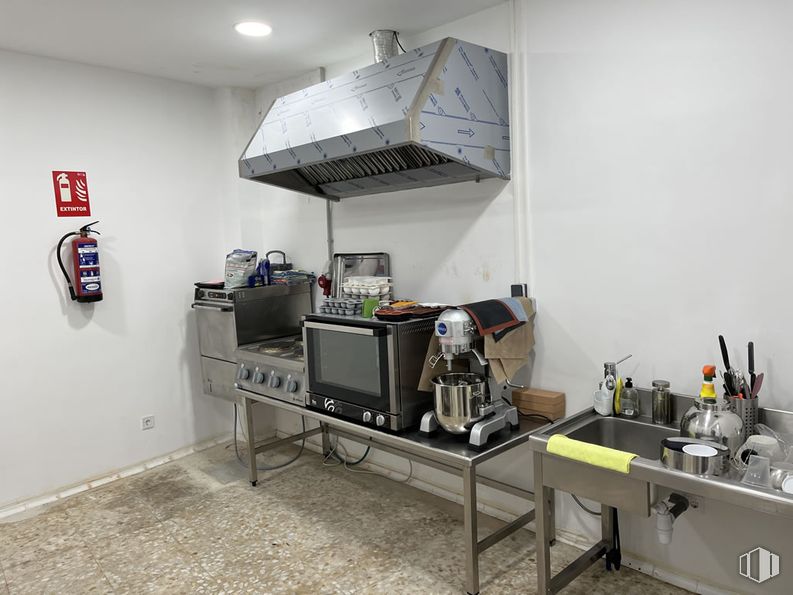 Retail for rent at Zona Centro, San Sebastián de los Reyes, Madrid, 28700 with home appliance, kitchen appliance, major appliance, lighting, kitchen, kitchen stove, interior design, stove, kitchen hood and room around