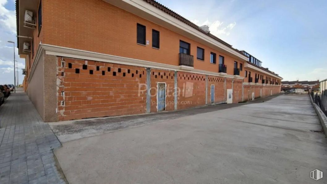 Retail for sale at Calle Dulcinea, Recas, Toledo, 45211 with building, sky, window, cloud, road surface, brickwork, brick, wood, residential area and facade around