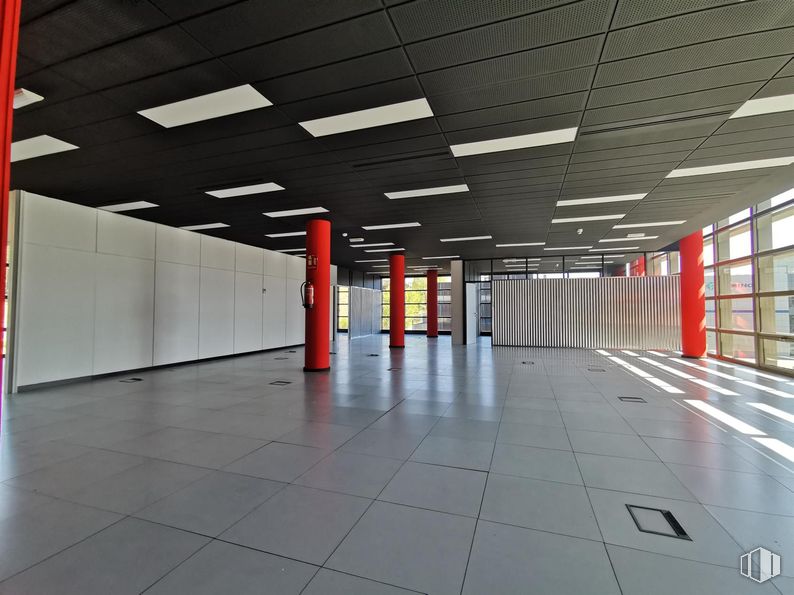 Oficina en venta en Natea Business Park, Avenida Industria, 4, Alcobendas, Madrid, 28108 con lámpara, alumbrado, accesorio, edificio, pared, suelo, suelos, propiedad material, techo y hall alrededor