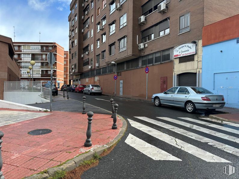 Retail for rent at Avenida Europa, 12, Fuenlabrada, Madrid, 28943 with building, car, window, wheel, vehicle, tire, road surface, infrastructure, plant and asphalt around