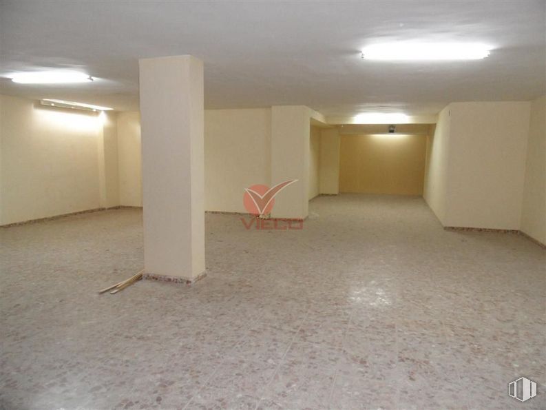 Retail for sale & for rent at Calle Hermanos Becerril, Cuenca, 16004 with chair, lighting, property, floor, hall, flooring, wood, fixture, ceiling and plaster around