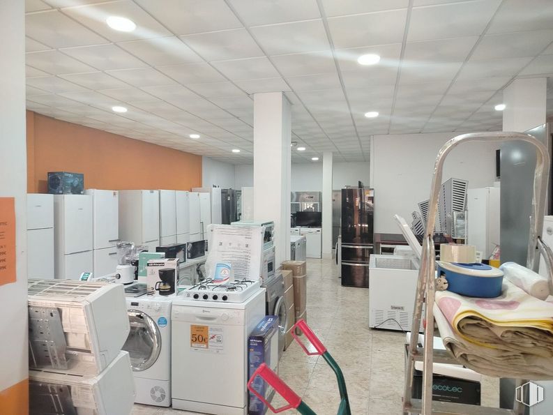 Retail for rent at Calle San José, Fuenlabrada, Madrid, 28943 with washing machine, building, product, floor, engineering, flooring, machine, office supplies, service and space around