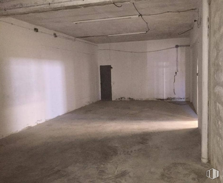 Industrial for sale at Calle Colmena, 8, San Martín de Valdeiglesias, Madrid, 28680 with wood, floor, flooring, hall, composite material, ceiling, concrete, room, fixture and tints and shades around