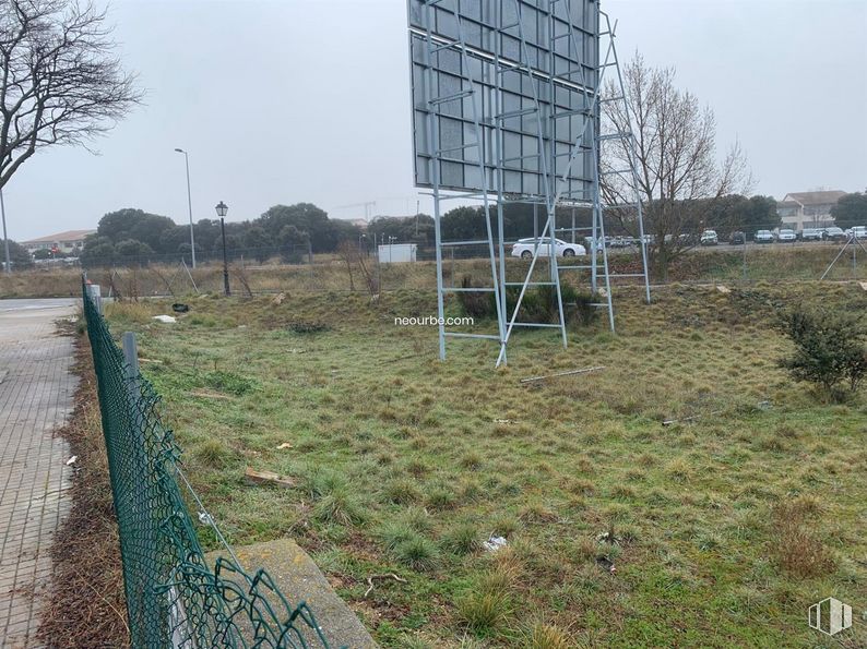 Land for sale at Calle de la Ciudad de Toledo, Ávila, 05004 with plant, sky, tree, land lot, building, biome, grass, slope, solar energy and natural landscape around