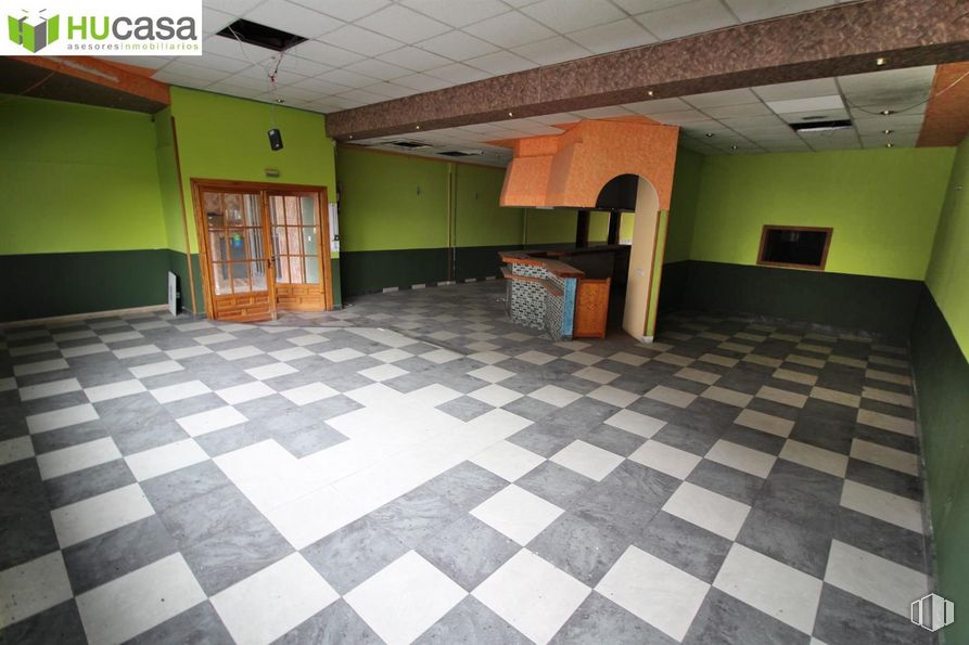 Retail for rent at Avenida Santa Bárbara, Toledo, 45006 with door, property, fixture, interior design, tile flooring, floor, flooring, wall, hall and wood around