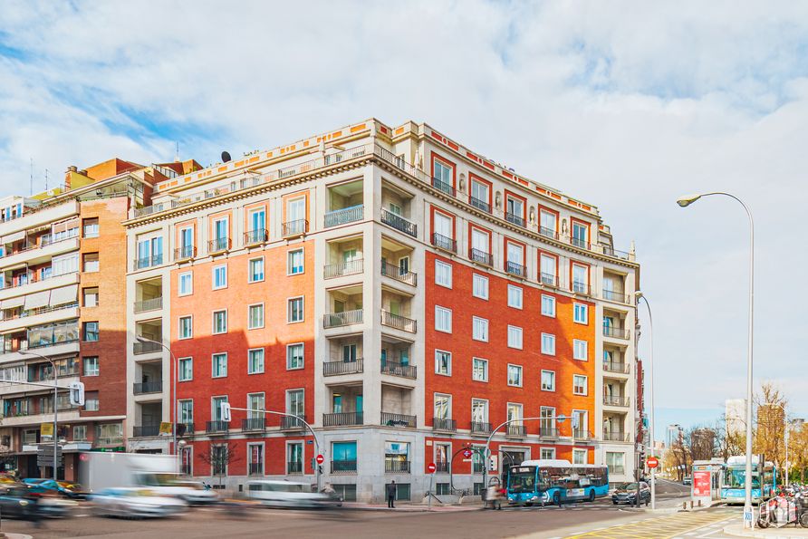 Oficina en alquiler en Edificio Marañón, Paseo Castellana, 53, Chamberí, Madrid, 28046 con edificio, nube, cielo, durante el día, ventana, luz de la calle, rueda, bloque de pisos, diseño urbano y condominio alrededor