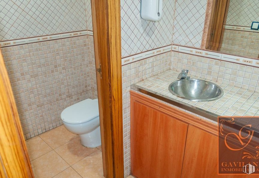 Local en venta en Calle Constitución, Daganzo de Arriba, Madrid, 28814 con inodoro, fregadero, ebanistería, marrón, accesorio de plomería, mueble de baño, grifo, baño, espejo y lavabo de baño alrededor