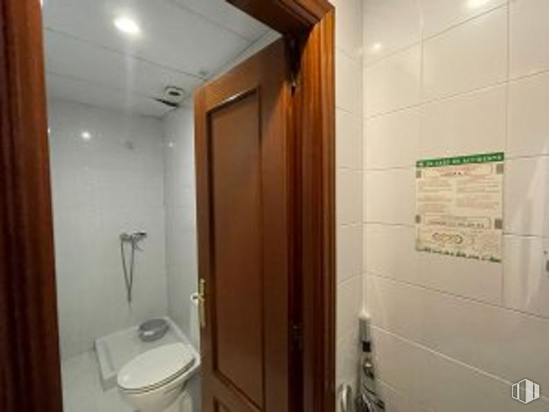 Industrial for sale at Calle Ciudad de Frías, 23, Villaverde, Madrid, 28021 with toilet, door, mirror, plumbing fixture, fixture, bathroom, flooring, floor, wood and building around