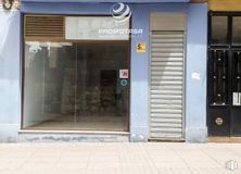 Retail for rent at Zona centro, Arganda del Rey, Madrid, 28500 with fixture, building, wood, road surface, brick, font, door, gas, facade and city around