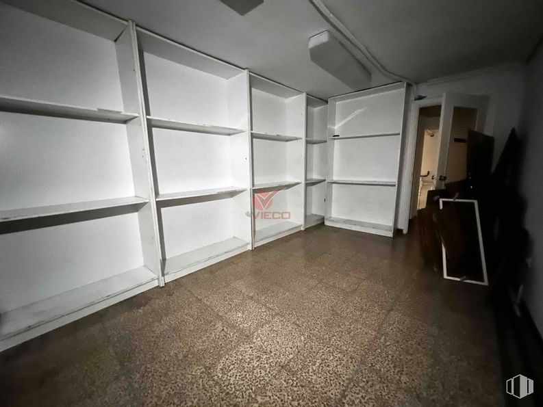 Local en alquiler en Zona Reyes Católicos, Cuenca, 16004 con estantería, accesorio, suelos, suelo, madera, estantería, hall, techo, espacio y evento alrededor