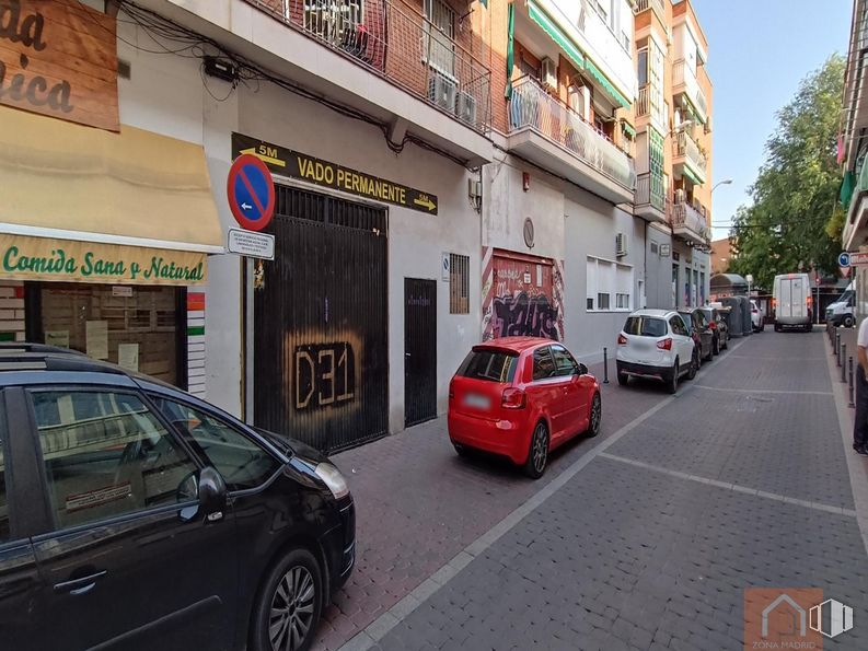 Local en venta en Calle Sierra Palomeras, Villa de Vallecas, Madrid, 28031 con rueda, coche, ventana, luz de estacionamiento automotriz, neumático, vehículo terrestre, vehículo, edificio, planta y placa de matrícula del vehículo alrededor