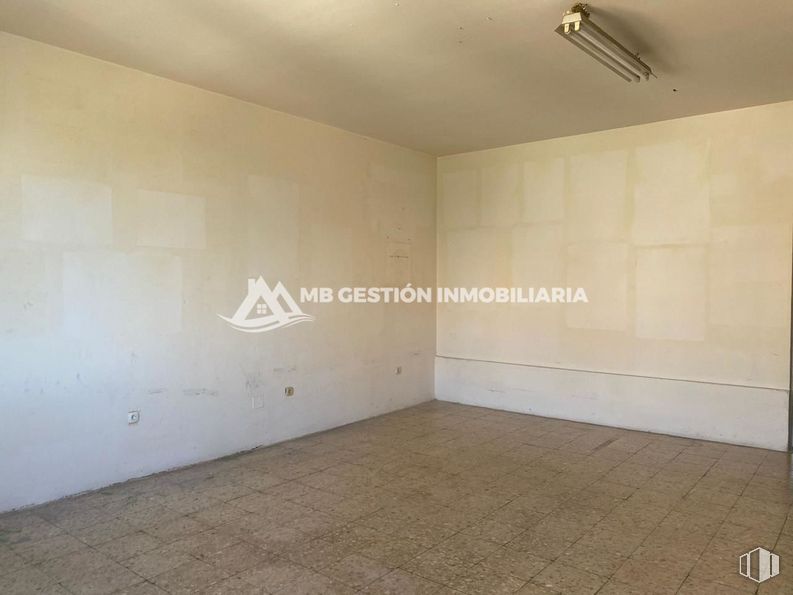 Retail for rent at Calle Gerona, Fuenlabrada, Madrid, 28945 with light fixture, lighting, wood, interior design, floor, flooring, shade, ceiling, plaster and concrete around