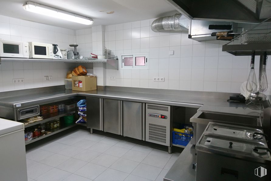 Retail for sale & for rent at Calle Arroyo, Patones, Madrid, 28189 with lighting, microwave oven, cabinetry, countertop, kitchen sink, property, kitchen appliance, kitchen stove, kitchen and sink around