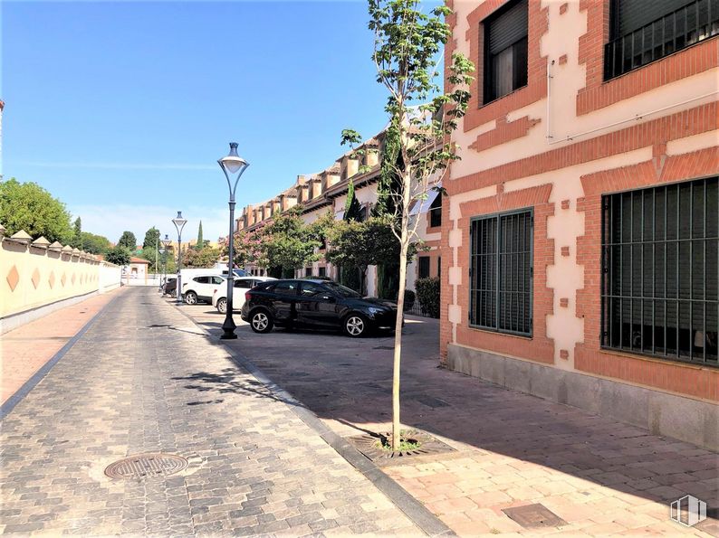 Local en alquiler en Calle Inmaculada, 66, Griñón, Madrid, 28971 con coche, ventana, edificio, cielo, vehículo, infraestructura, neumático, superficie de la carretera, luz de la calle y rueda alrededor