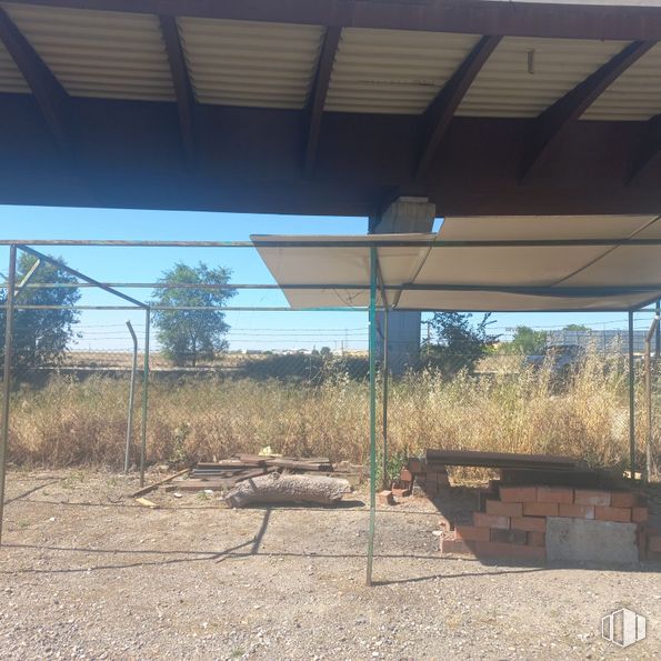 Nave en venta en Zona industrial, Fuenlabrada, Madrid, 28944 con planta, sombra, cielo, madera, hierba, árbol, alambrada, paisaje, zona rural y tintes y matices alrededor