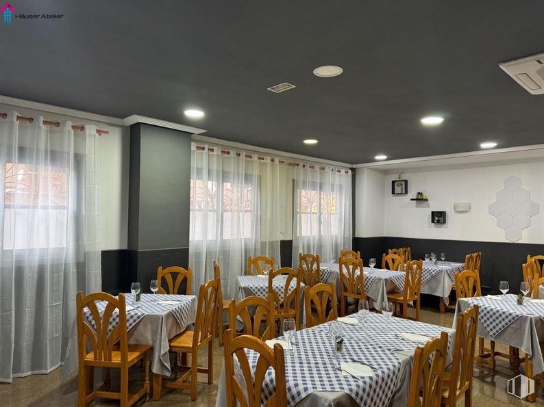 Retail for rent at Casco Histórico de Vallecas, Villa de Vallecas, Madrid, 28031 with chair, kitchen & dining room table, flooring, floor, apartment, room, linens, hardwood, restaurant and hotel around