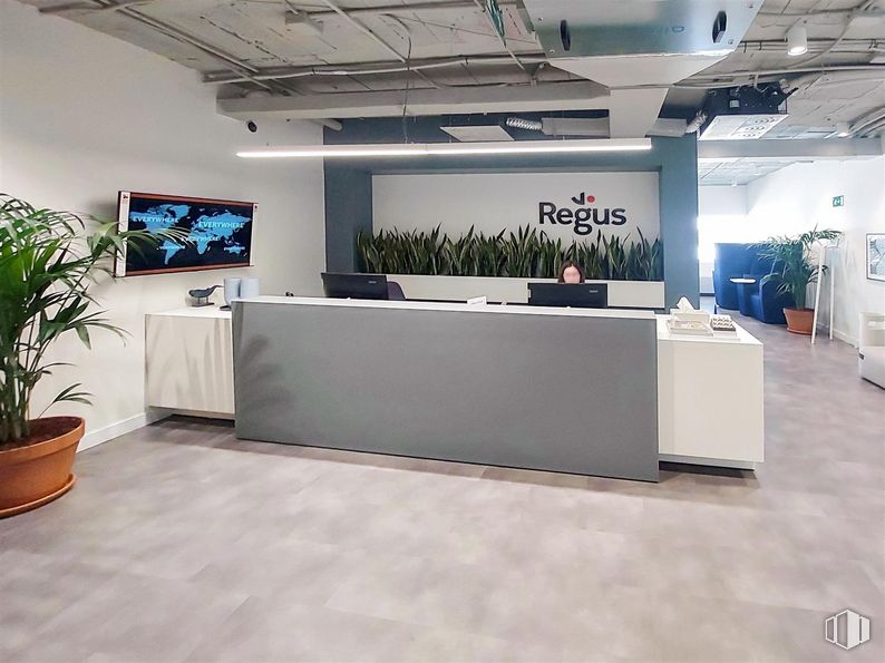 Oficina en alquiler en Regus Tres Cantos, Ronda Poniente, 2, Tres Cantos, Madrid, 28760 con televisión, planta de interior, maceta, planta, edificio, diseño automovilístico, suelo, suelos, techo y evento alrededor